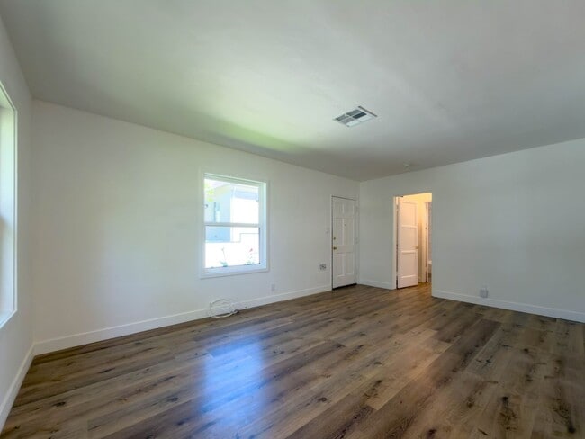 Building Photo - 316 N Kenwood St