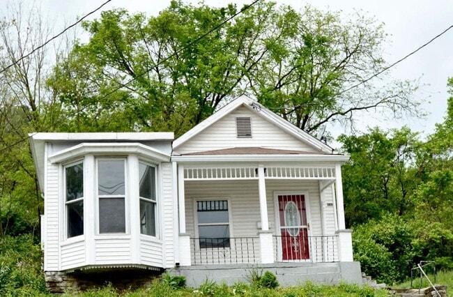 Cute 2 bed 1 Bath Home! Huge Walk in Closet!!!! - Cute 2 bed 1 Bath Home!  Huge Walk in Closet!!!!