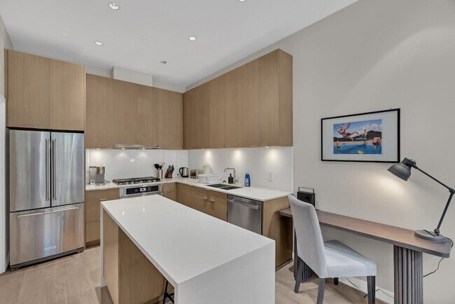 Photo du bâtiment - 161 E 1st Ave