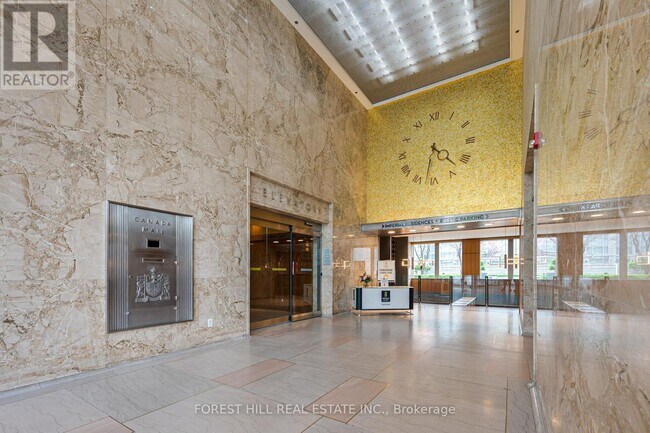 Photo du bâtiment - 111-111 St Clair Ave W