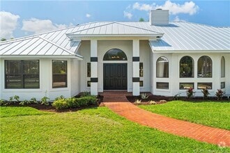 Building Photo - 4704 SW Bermuda Way
