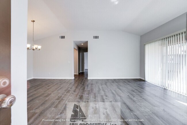 Foto del edificio - Charming end-unit home in Anaheim