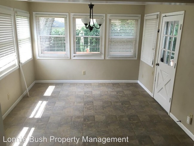 Building Photo - 3 br, 1.5 bath House - 653 Spooner Rd