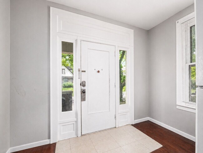 Foto del edificio - 227 E Northwood Ave
