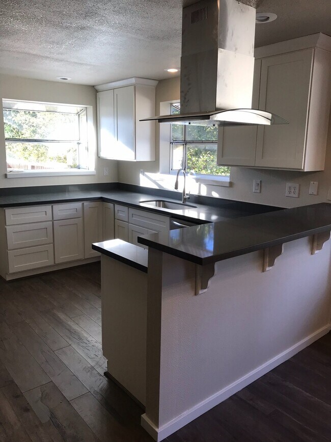 Foto del edificio - Remodeled 4 Bed Room 2 Bath 2 Car Garage Home