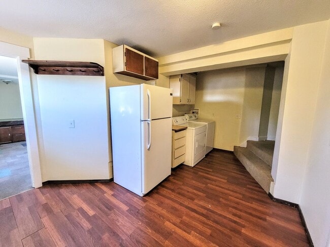 Building Photo - Pre-leasing for June! - 6 bed/3 bath Near Campus