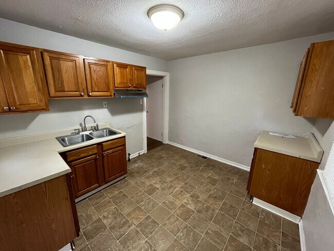 Foto del edificio - 2 Bedroom 1 Bath with Attached Garage MOVE...
