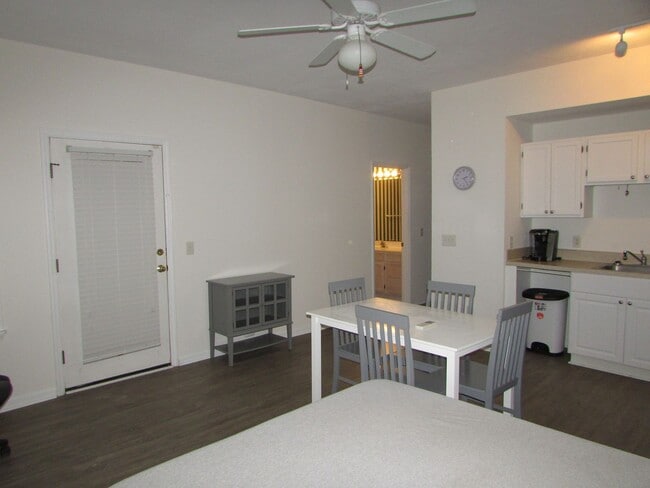 Building Photo - St. James Studio (lockout) Unit - Long Ter...