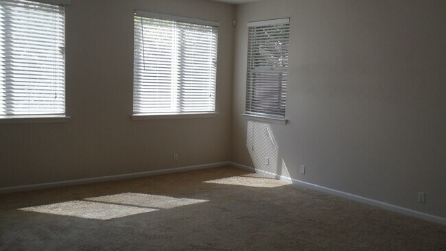 Downstairs Sitting Room - 1220 Avignon Dr
