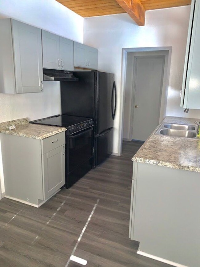 Building Photo - Modern & Bright 2-Bedroom Home in the Hear...