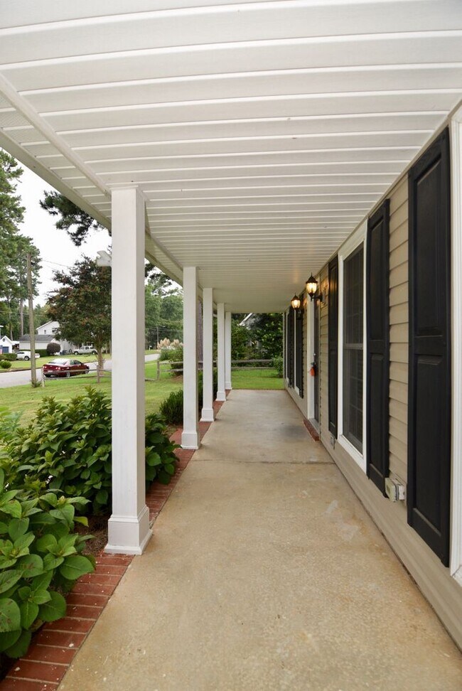 Foto del edificio - Evans 3 Bed/2 Bath w/ Garage & Huge Fenced Yard