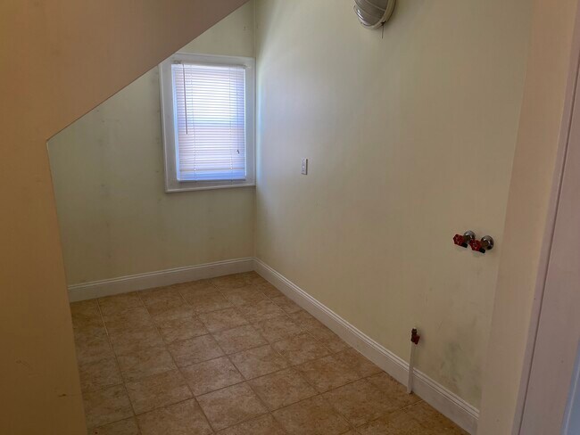 Building Photo - 1128 Caldwell Ave