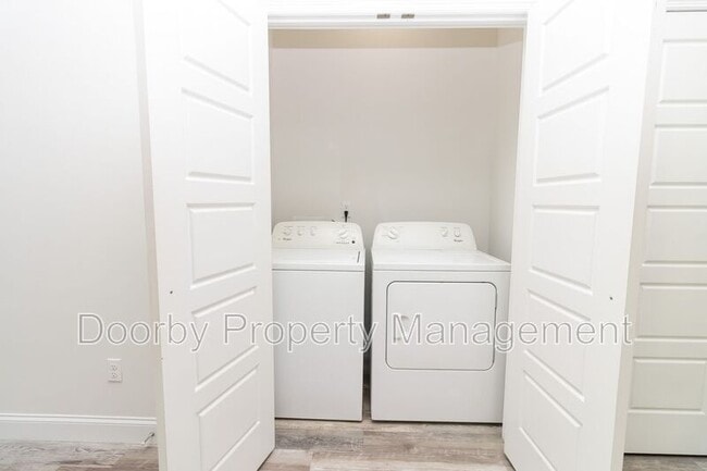 Building Photo - 1213 N Chamberlain Ave