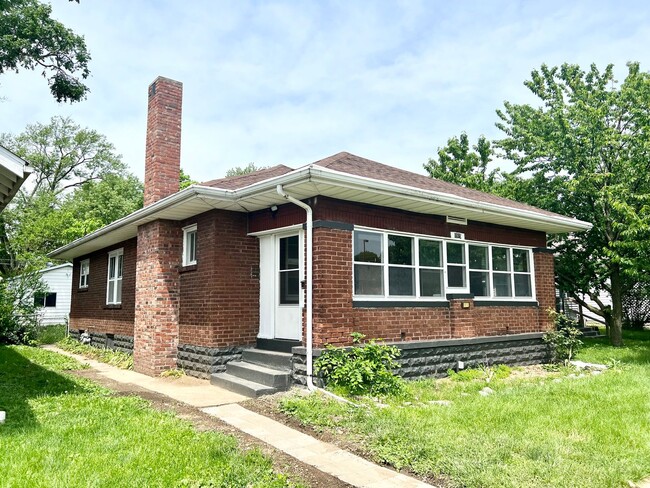 Building Photo - Charming 2-Bedroom with Fenced Yard, Garag...
