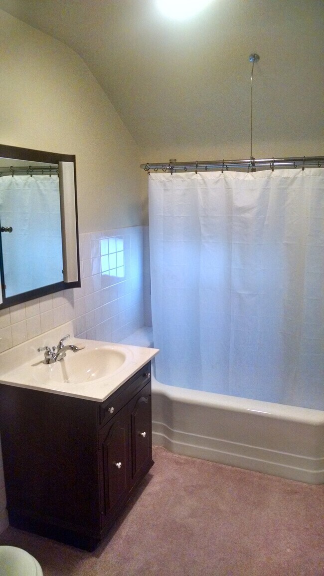 Baño completo en la planta superior cerca de los dormitorios. - 507 N Division Ave
