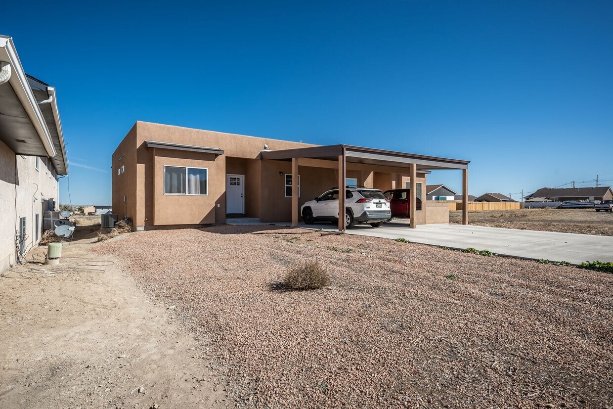 Foto principal - 753-753 E Laporte Dr