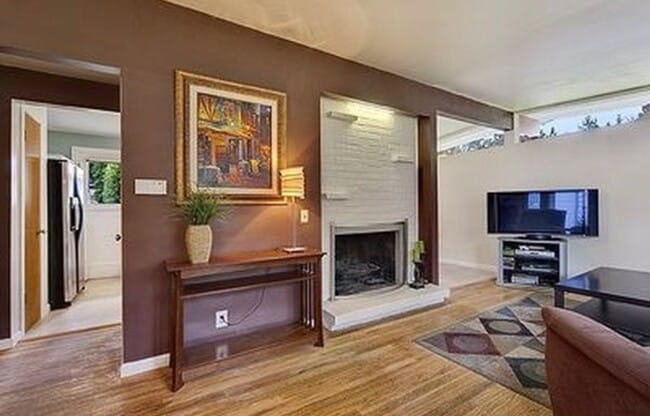 Building Photo - Mid century rambler on corner lot