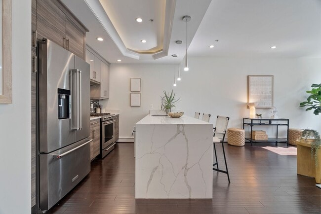 Building Photo - Bright One Bedroom plus Den near Metro in ...