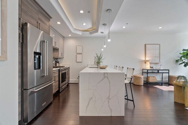 Foto del edificio - Bright One Bedroom plus Den near Metro in ...