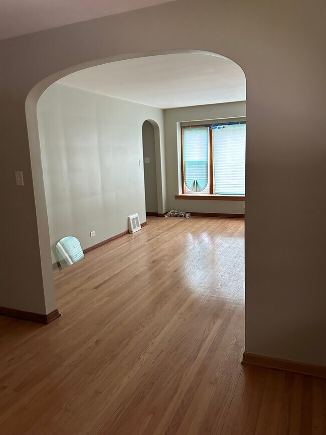 Building Photo - 9801 S Ingleside Ave