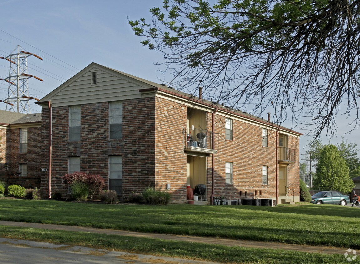 Trotwood Downs and Brittany Townhomes Apartments in Hazelwood, MO