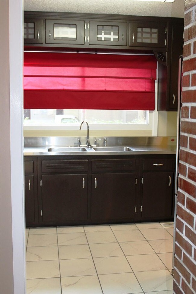 Building Photo - 306 East Fernhill Ln
