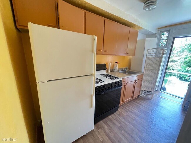 Building Photo - 1 br, 1 bath Condo - 1942 Capitol Ave NE A...