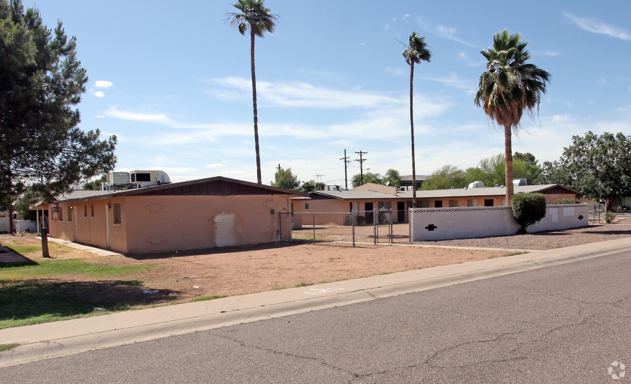 Holly Gardens Apartments in Phoenix, AZ