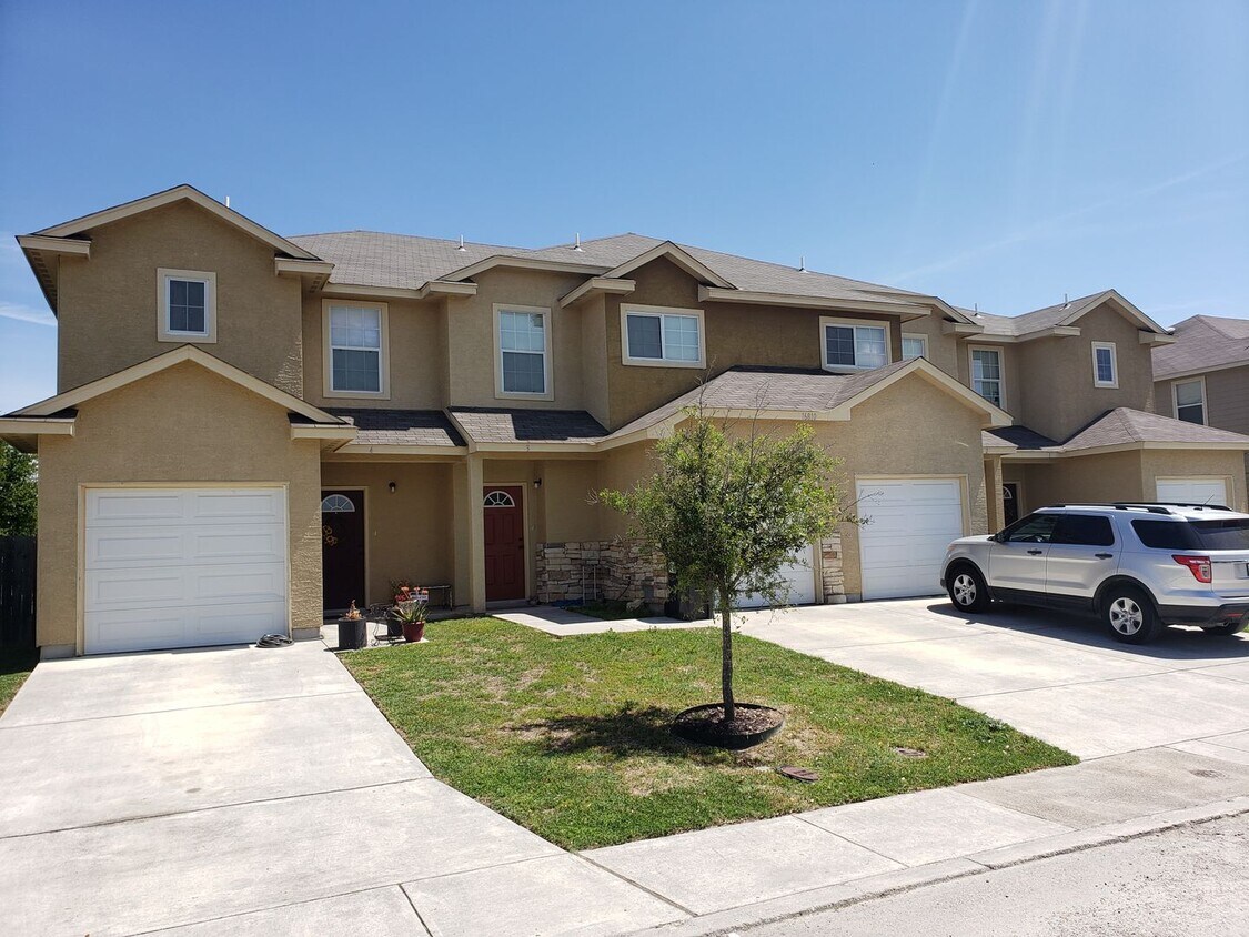 Foto principal - Town home for rent