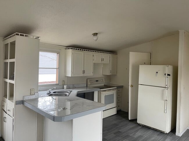 Building Photo - 3973 Woodside Dr