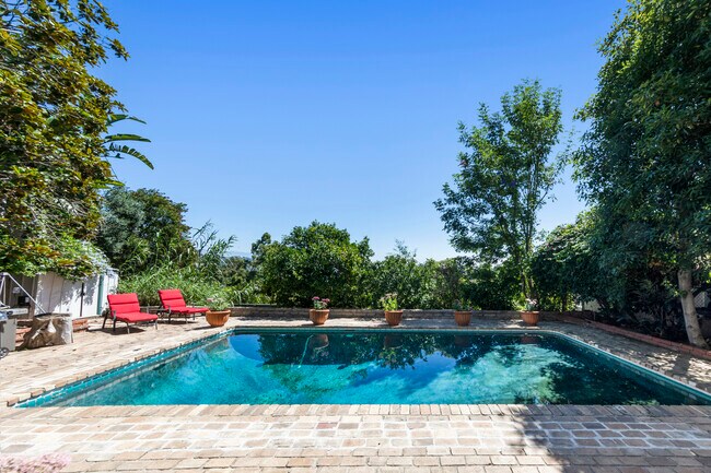 Foto del edificio - 8569 Walnut Dr