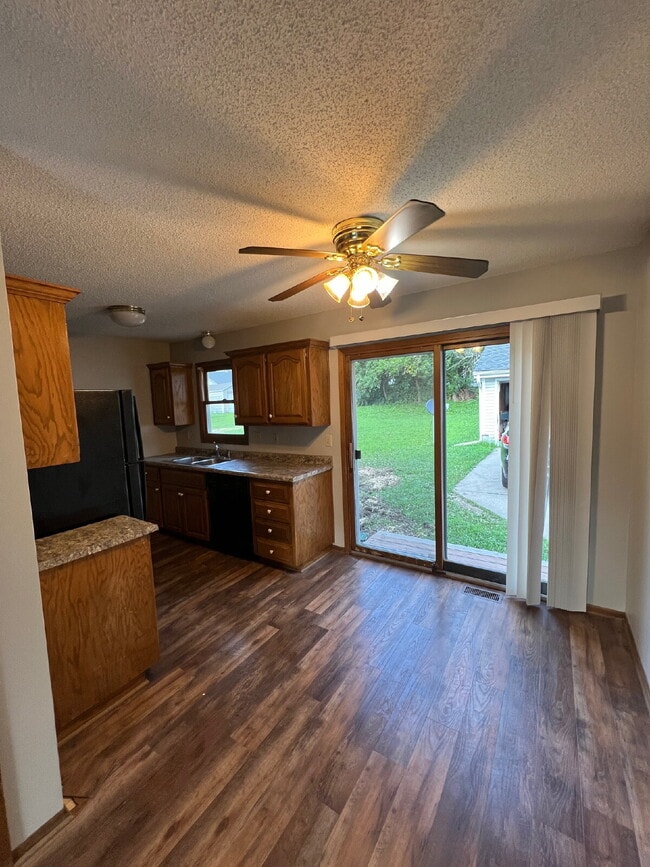 Building Photo - Recently Renovated 2Br / 1.5Ba Home with D...