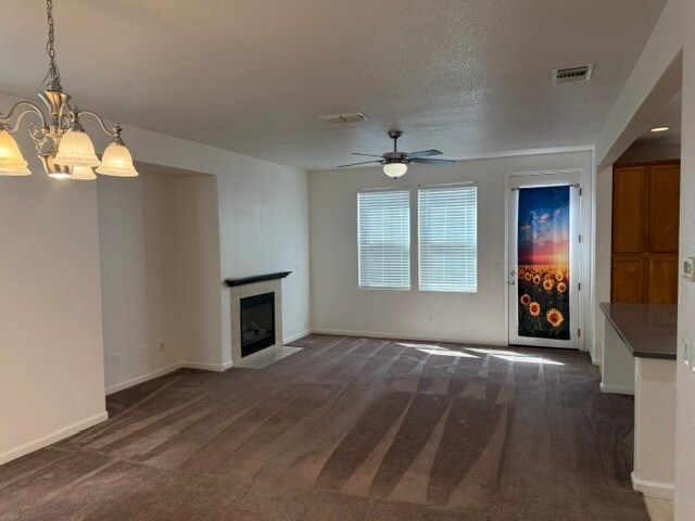 Foto del edificio - Gorgeous Modesto Home 3 Bedroom 2.5 Bathroom