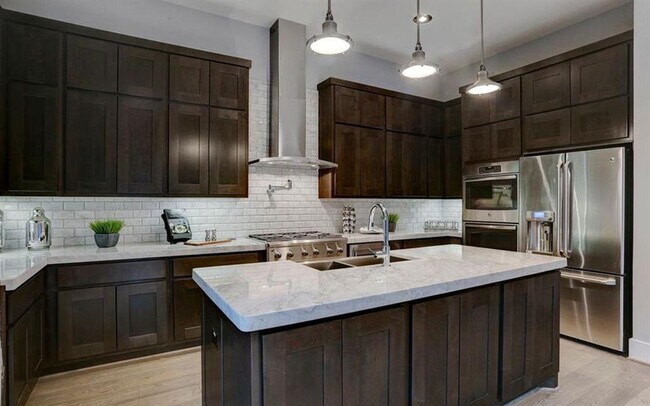 Building Photo - 1917 Potomac Dr