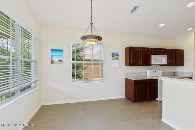 Building Photo - 1020 Venetian Dr