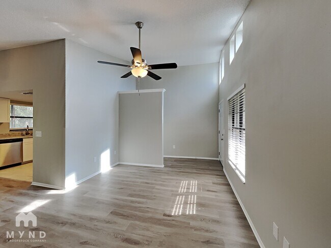 Foto del edificio - 7830 Seasons Ln