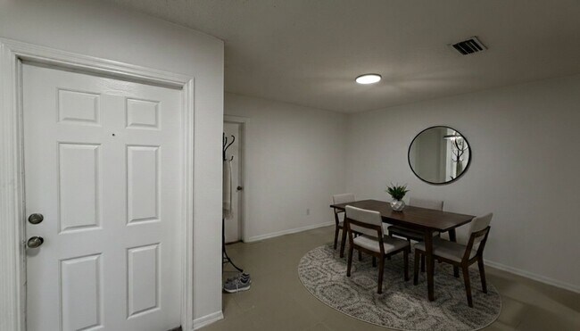 Foto del edificio - Spacious 3-Bed, 2.5-Bath Townhome in a Quiet Location!