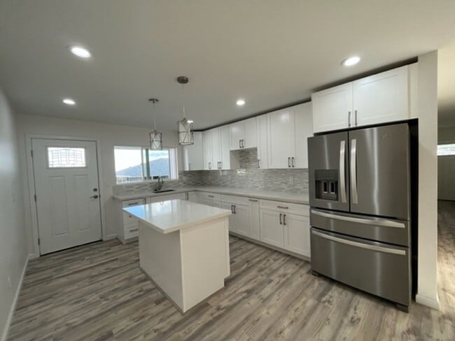 3 bedrooms/ 2 baths on the ground level Duplex - 3 bedrooms/ 2 baths on the ground level Duplex House