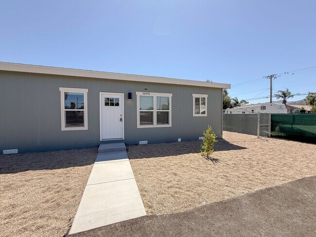 Foto del edificio - ~ AVAILABLE NOW ~ DUPLEX (RIGHT)