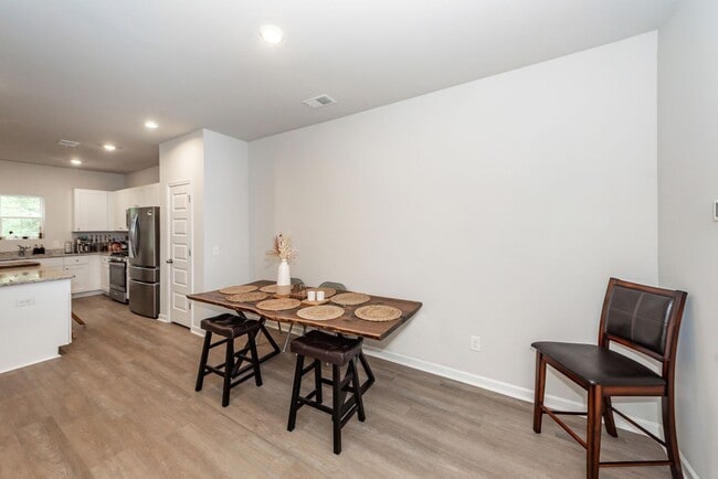 Building Photo - 8064 Reagan Way