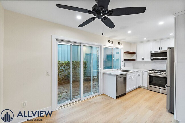 Building Photo - Contemporary 2 Bed/1.5 Bath Home in Newpor...
