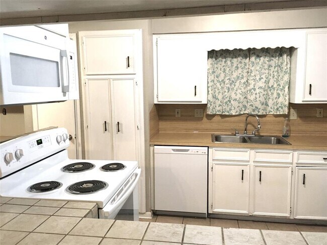 Foto del edificio - 16107 Mendocino Dr