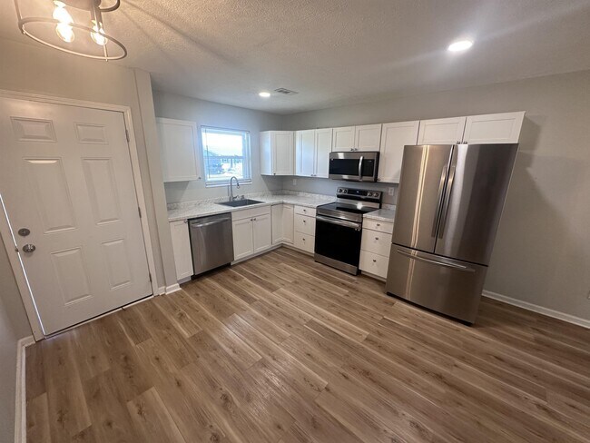 Foto del edificio - 1309B Farmingdale Dr
