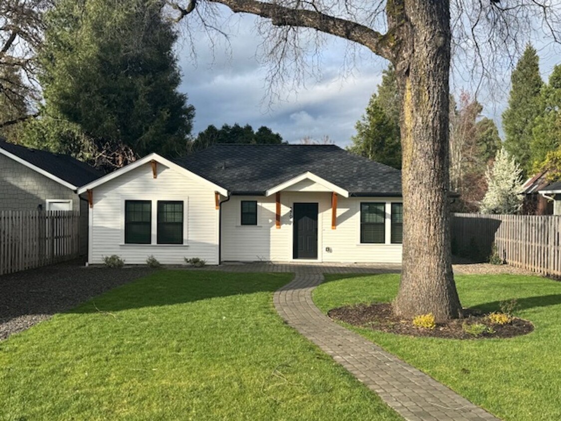 Foto principal - BEAUTIFUL CUSTOM - BUILT SINGLE LEVEL HOME...