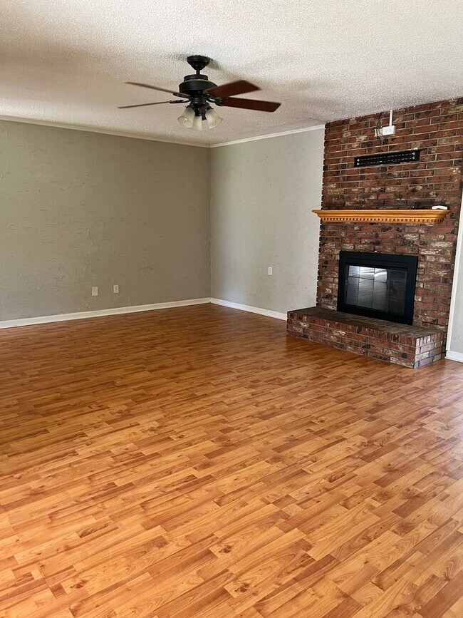 Foto del edificio - 3 Bedroom 2 Bathroom House in Genoa School District!