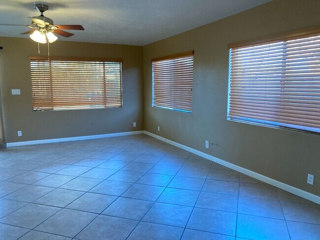 Building Photo - Central 3 Bedroom