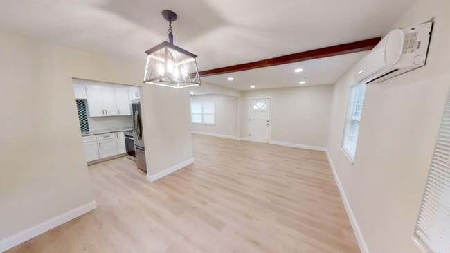 Building Photo - Charming 2 bedroom 1 bath - move in ready