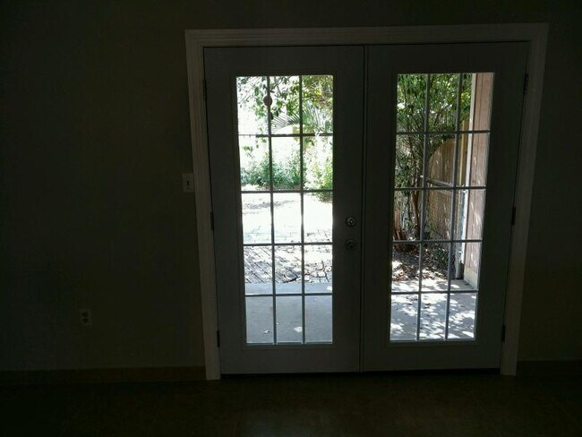 Foto del edificio - 640 Sandalwood Dr