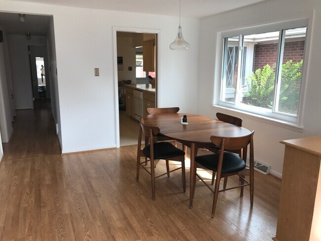 Foto del edificio - First Month Rent Free! Charming Brick Ranc...