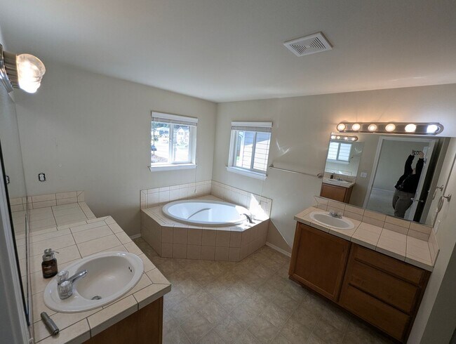 Foto del edificio - Three Bedroom, 2 Bath Home with New Carpet...